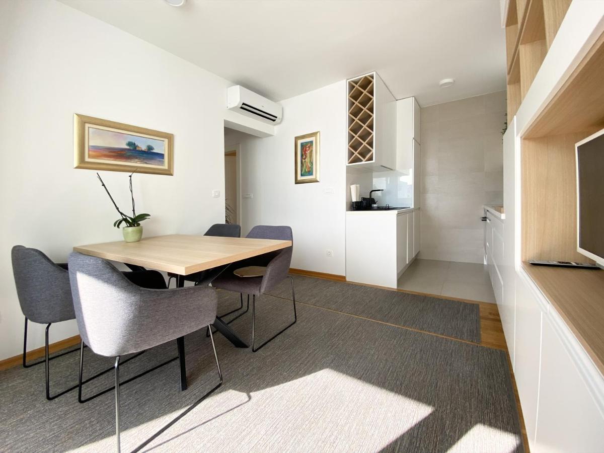 White 5 Apartment Split Exterior photo