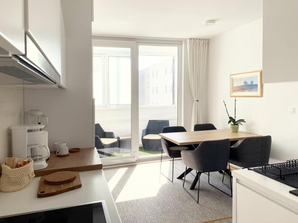 White 5 Apartment Split Exterior photo