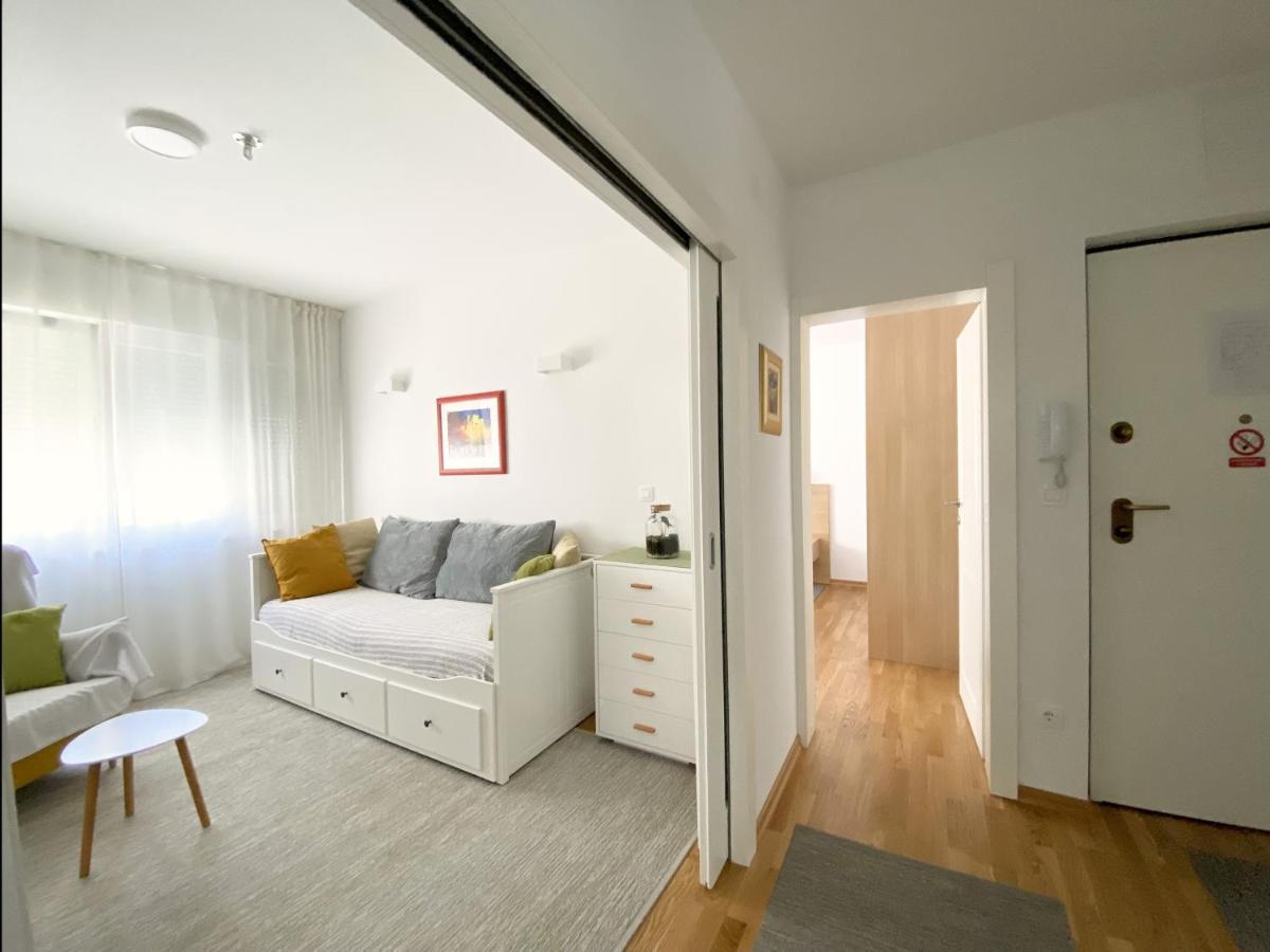 White 5 Apartment Split Exterior photo